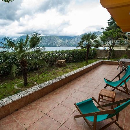 Apartments Beachfront Котор Екстер'єр фото