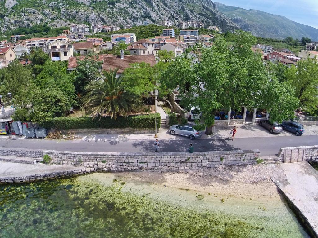 Apartments Beachfront Котор Екстер'єр фото