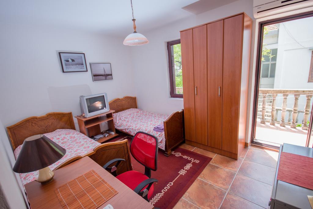 Apartments Beachfront Котор Екстер'єр фото