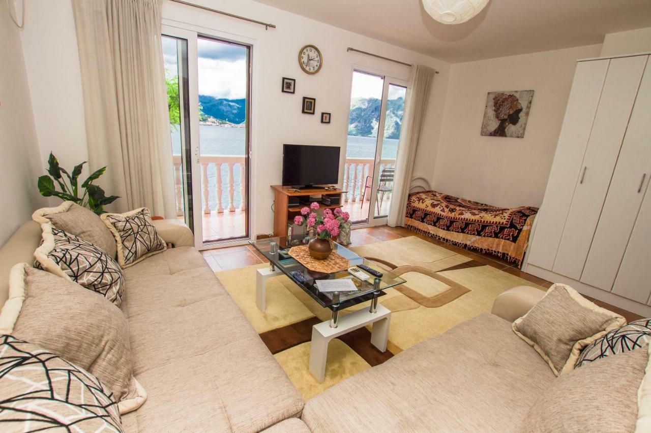 Apartments Beachfront Котор Екстер'єр фото