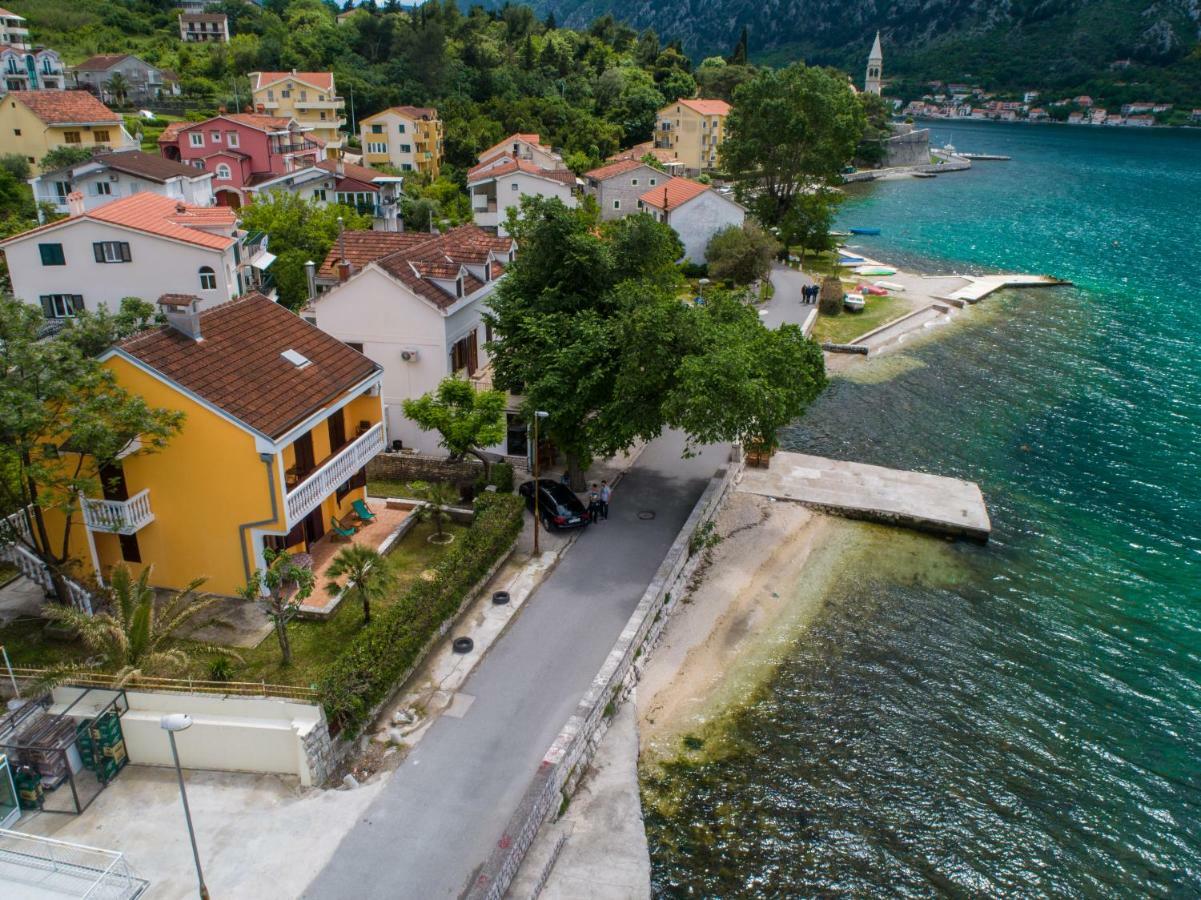 Apartments Beachfront Котор Екстер'єр фото