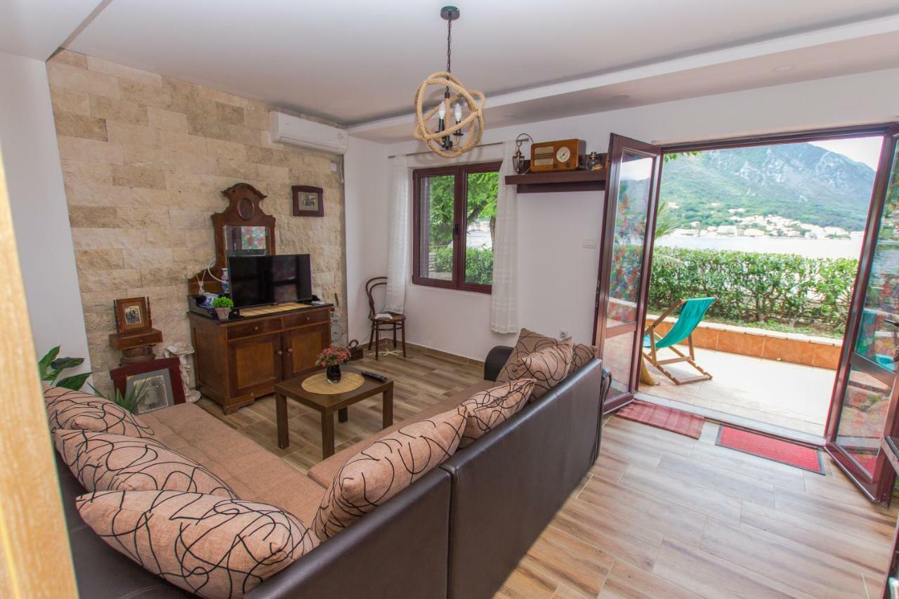 Apartments Beachfront Котор Екстер'єр фото